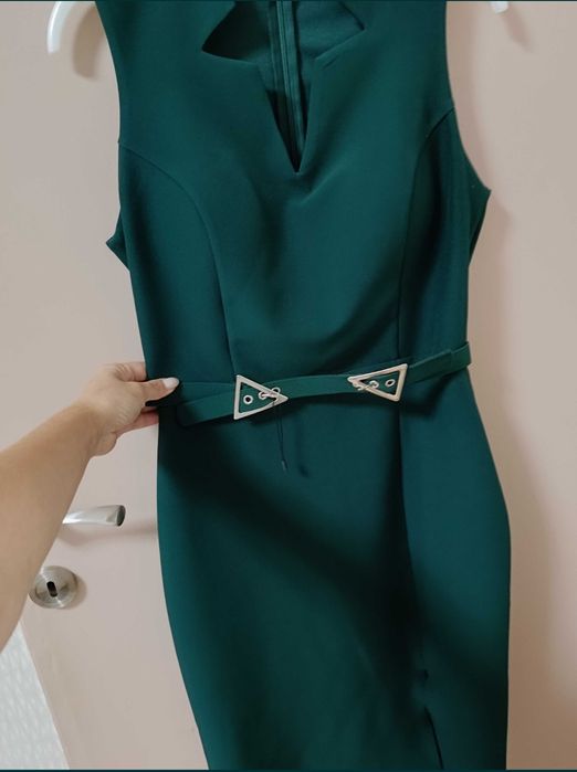 Елегантна дамска рокля в тюркоазено с ефектно деколте