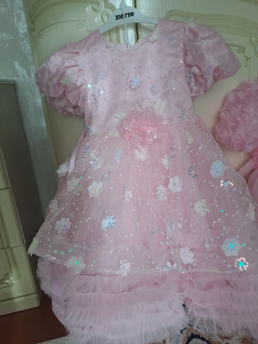 Розови көйлектер сатылады