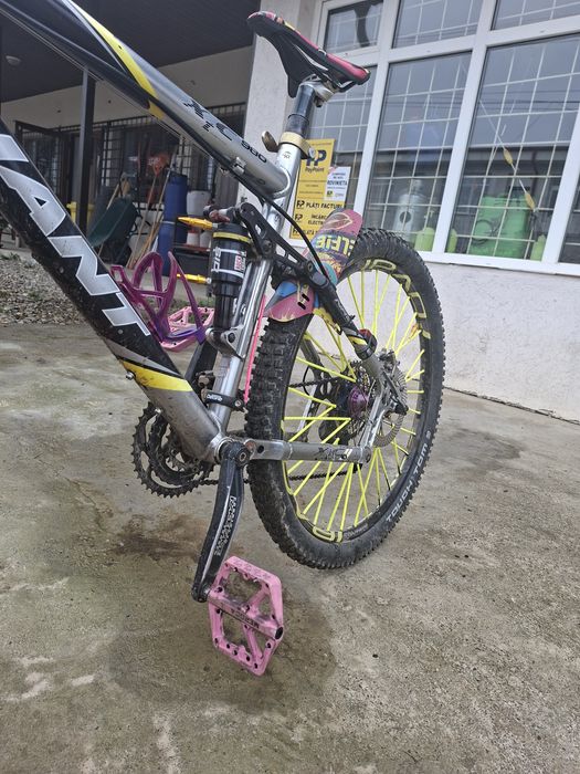 Bicicletă giant full suspension