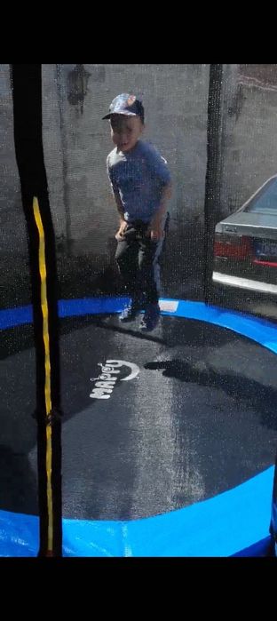 Детски батут в отлично състояние / подарък голям надуваем басейн