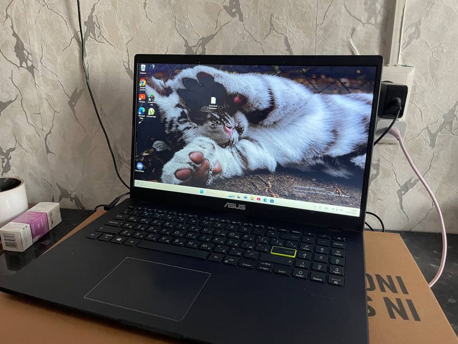 продам ноутбук asus (опер.8гб)