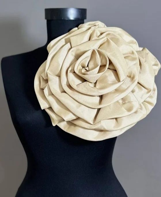 Brosa bej supradimensionata