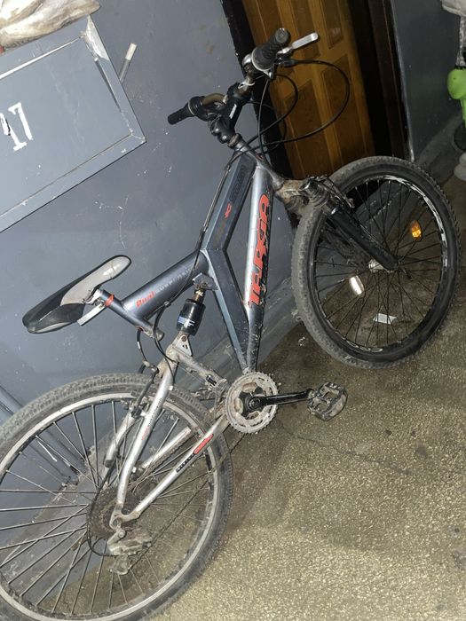 Bicicleta cu suspensi