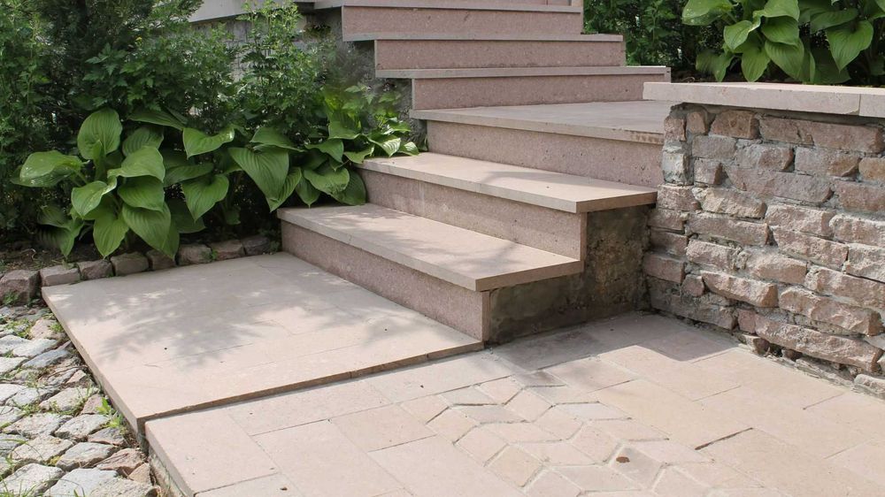 Стъпала, чела и плочи от гранит, мрамор, риолит, травертин