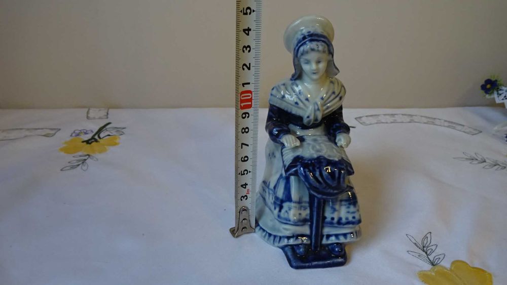 Декоративна висяща етажерка с миниатюрен сервиз  в делфтски стил.