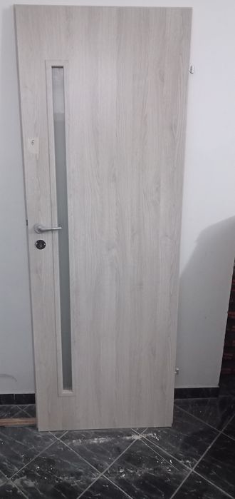 Șase uși pentru interior cu geam mat și toc reglabil,  de calitate sup