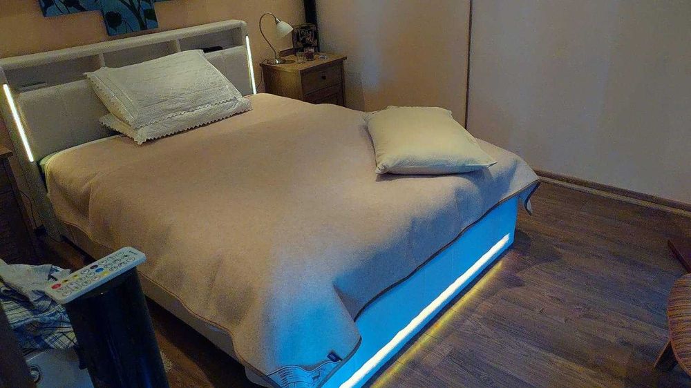 Чисто ново тапицирано легло с LED светлини с размер 140/200 см