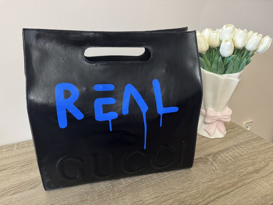 Черна дамска чанта със сини акценти