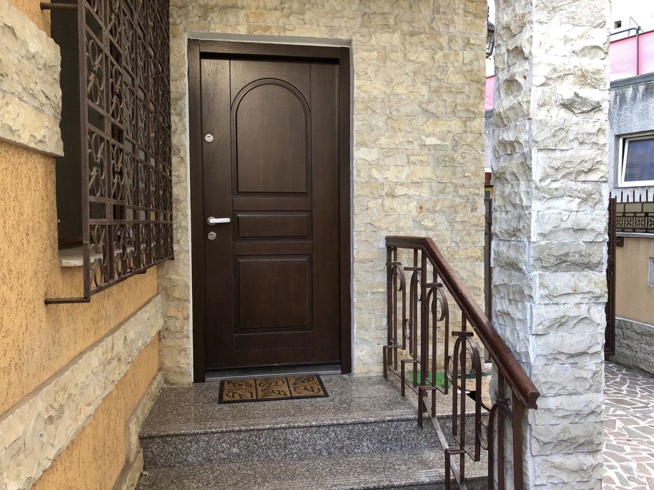Apartament 4 camere+curte individuala