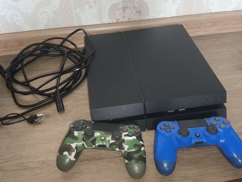 PlayStation 4 1TB 2Джостика + Аккаунт с играми