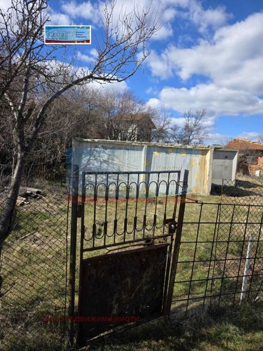 УПИ в с. Кошарево 420 м² със собствен водоизточник и 2 гаражни клетки