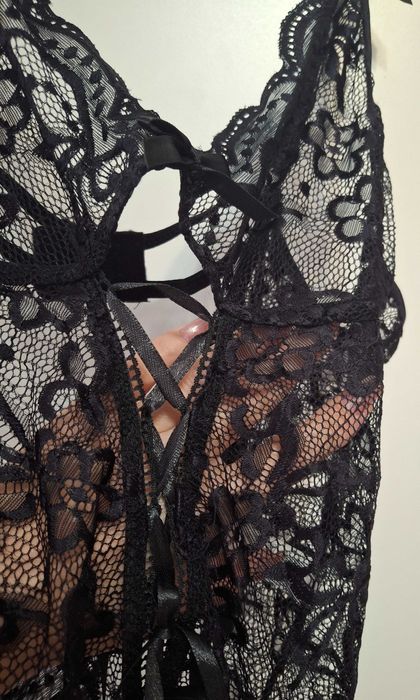 Body din dantelă, delicat și frumos, cu portjartier, nou.