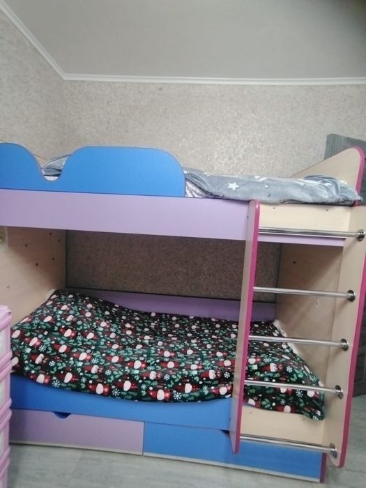 Продам двухъярусную кровать для девочек