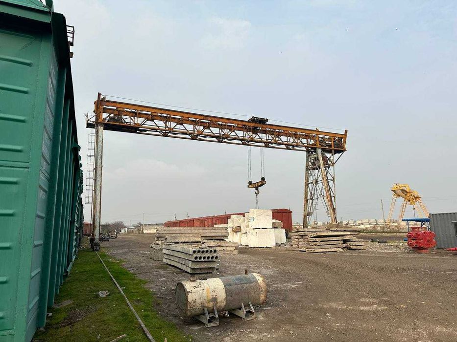 Аренда площадки 3000м2 с козловым краном 50 тн