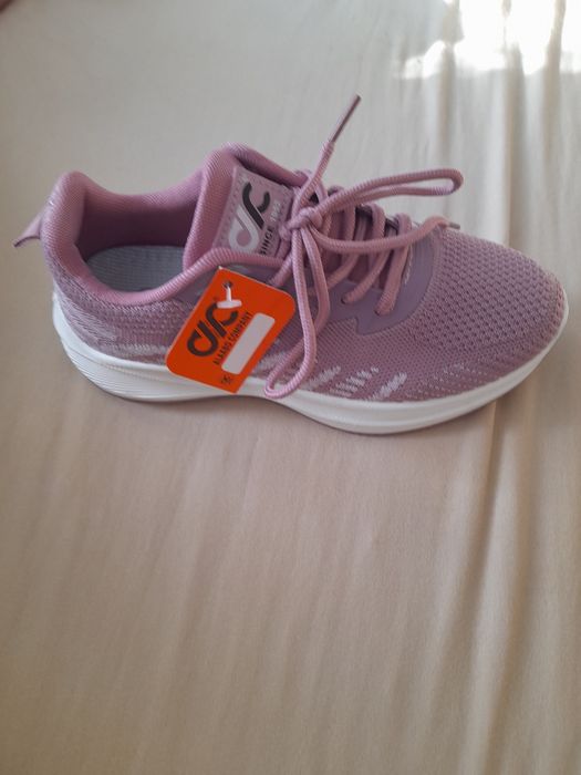 Adidaşi damă nefolosiți
