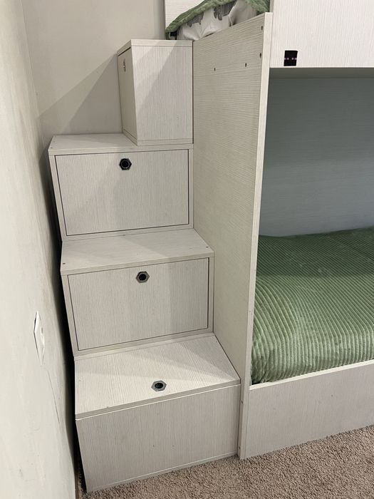 Двуетажно легло + шкафчета + матрак