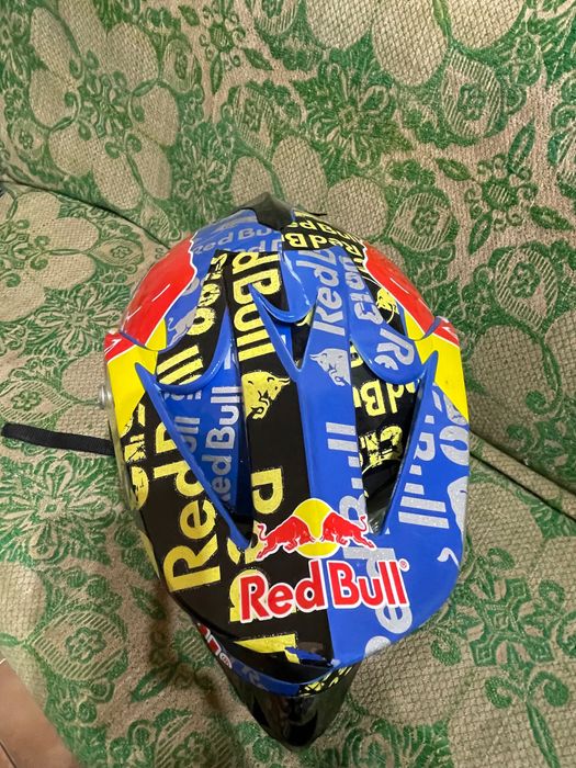 Продавам каска Red bull
