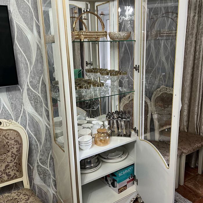 В продаже Шкаф-витрина