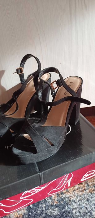 Продам черные босоножки