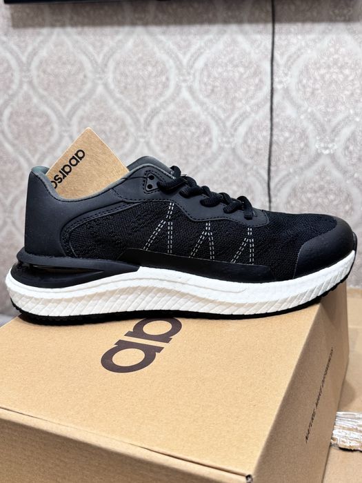 Кроссовки спортивные