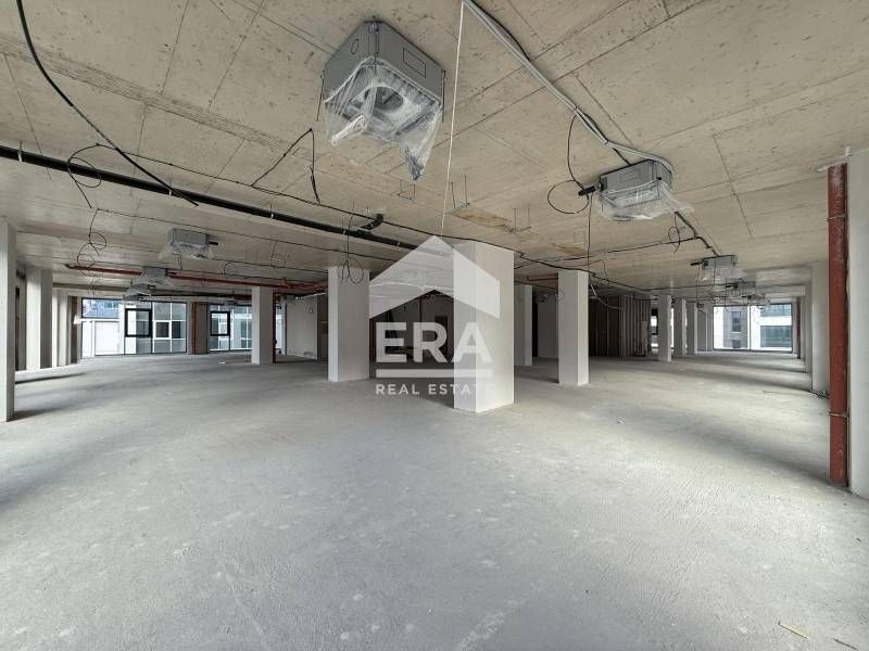 Представителен имот под наем с лице към бул. "Черни връх" в кв. Кръсто