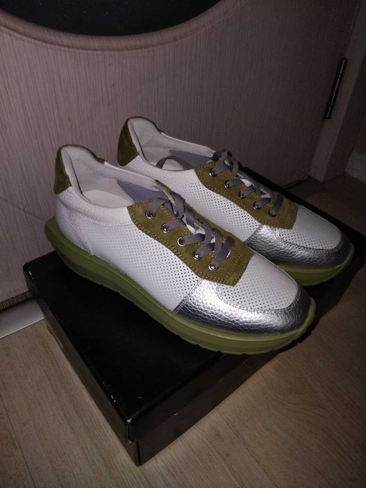 Дамски спортни обувки