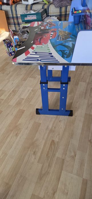 Продавам детско столче и бюро