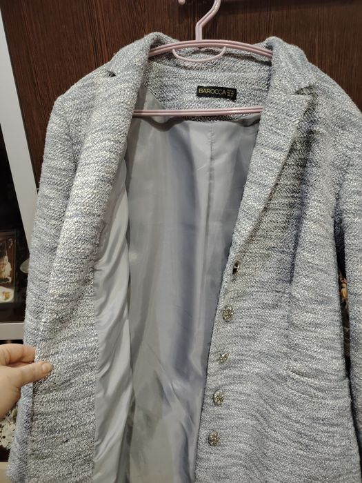 palton damă din stofă bouclé, croială clasică”.