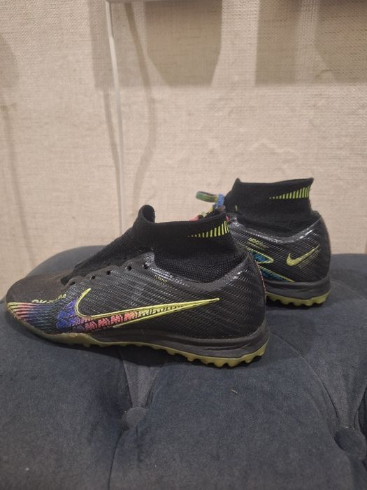 Кроссовки футбольные