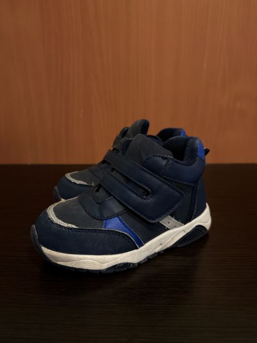 Продам кроссовки демисезонные 26 р