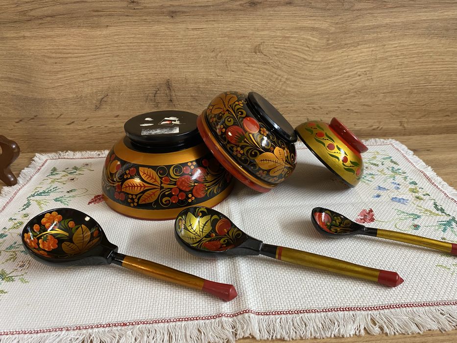 Ръчно русувани руски дървени купички с лъжички