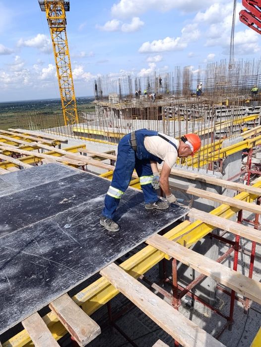 Монолитчик бригада, 15 йиллик стажга эга.