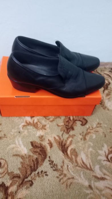 Черни мъжки обувки.