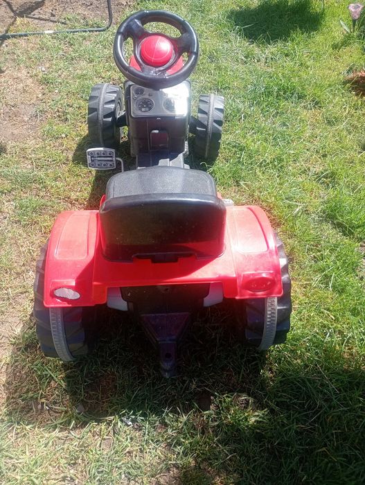Tractor cu pedale  pentru copii