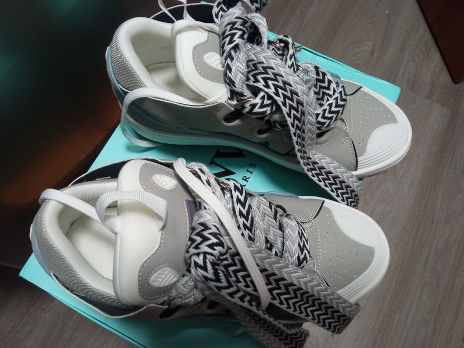 Кроссовки красивые модные.