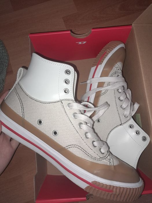 Adidasi diesel, aproape noi