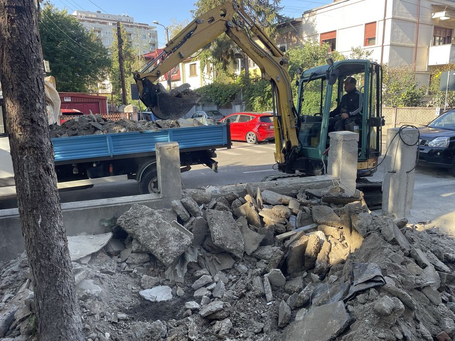 Inchiriez Miniexcavator/Bobcat