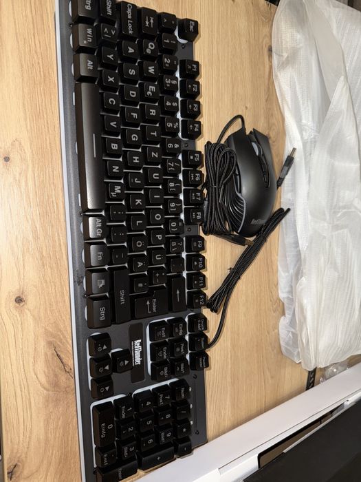 Set tastatura mouse RedThunder K10 gaming cu fir iluminare RGB QWERTZ