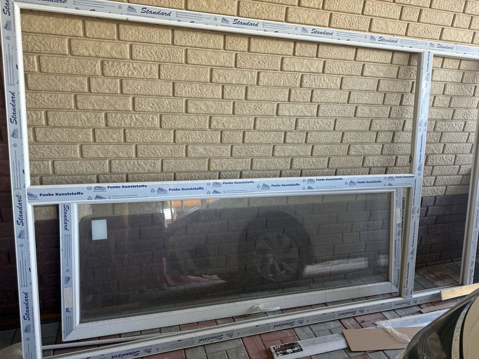 Пластиковое дверь и окно