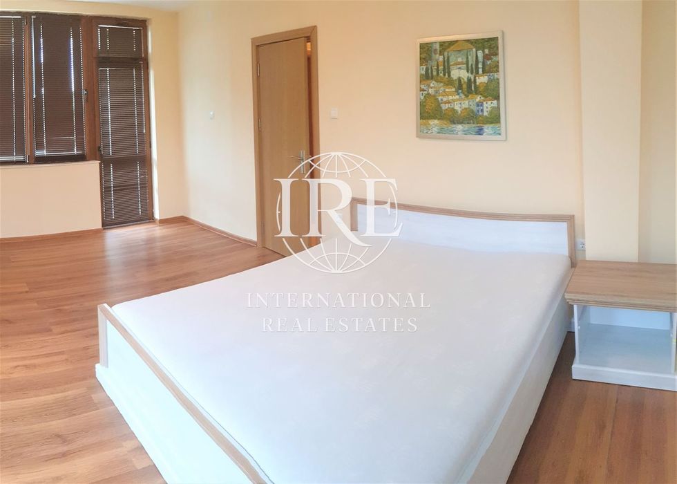 Двуетажна къща с басейн! Три спални! Простор! Живописна природа! Част