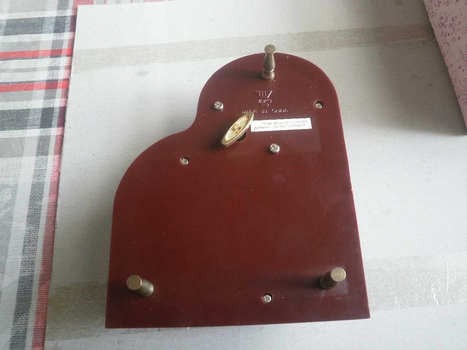 кутия за бижута, с форма на пиано и вградена латерна