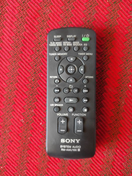 Telecomandă Sony pentru combină muzicală, în stare perfectă de funcționare.