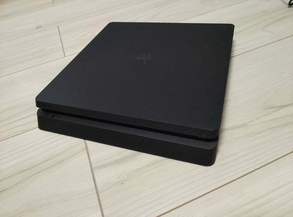 Уникална Playstation 4 Slim