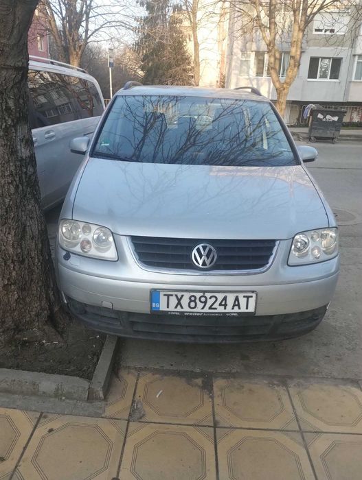 Кола Volkswagen Touran