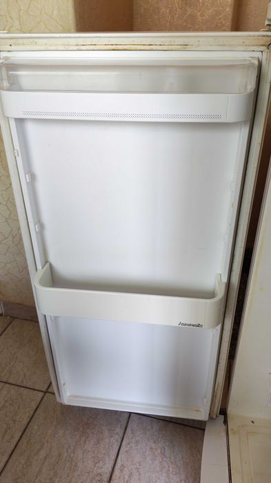 Продавам немски хладилник