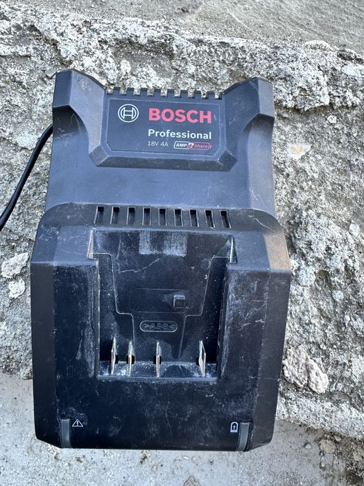 Зарядно Bosch 18V 4A