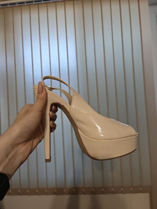 Високи бежови токчета