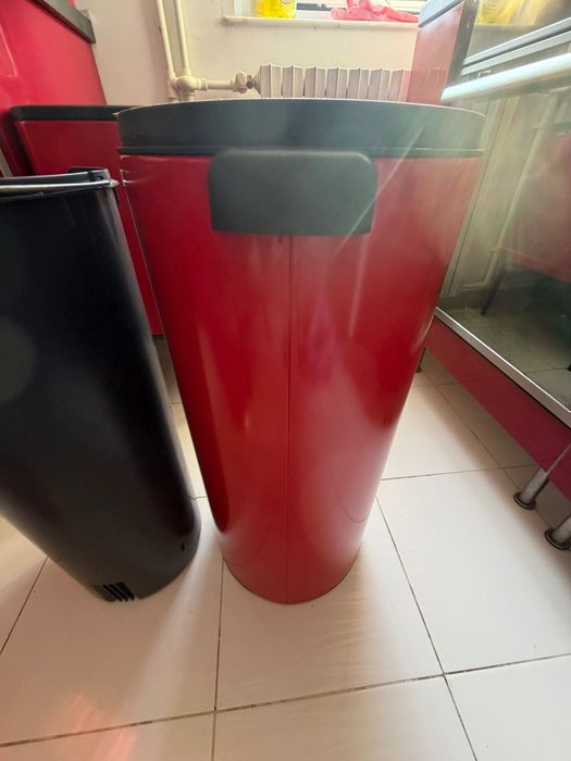 Cos de gunoi Brabantia Touch 30 L roșu – design premium, modelul nou