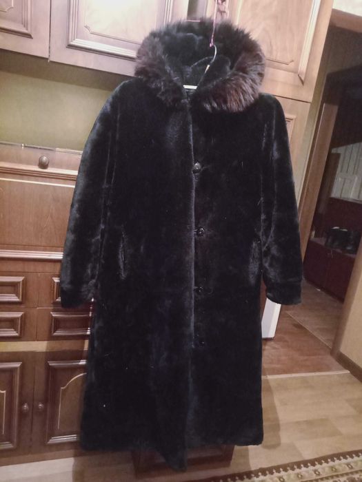 Шуба   мутон женская  раз 50 цена   3000  тенге , из нутрии  46 р 7000