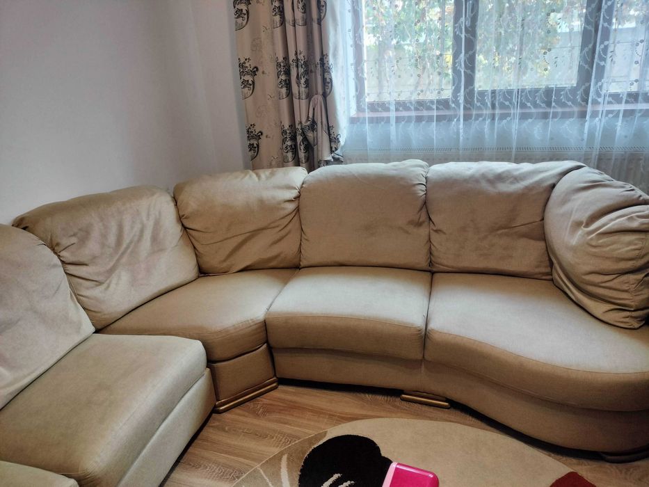 Coltar mare pentru living cu taburet